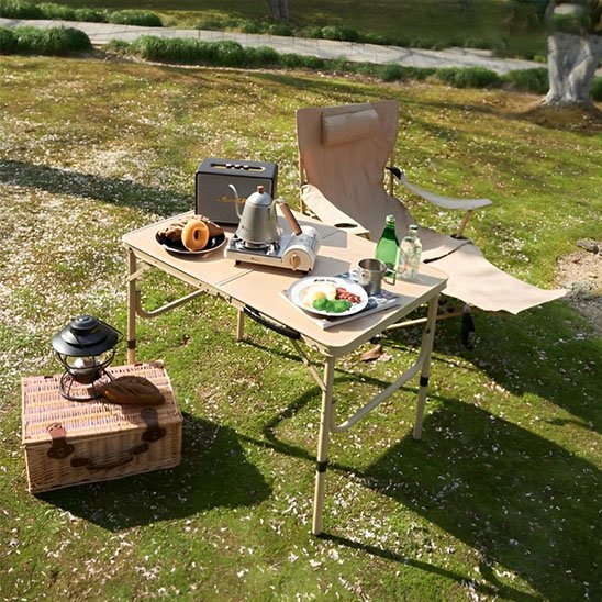 chaise-de-camping-a-cote-table