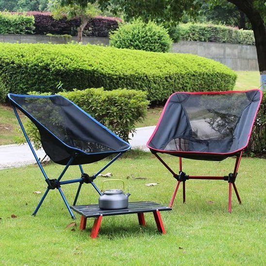 deux-chaises-de-camping-avec-table