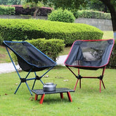 deux-chaises-de-camping-avec-table