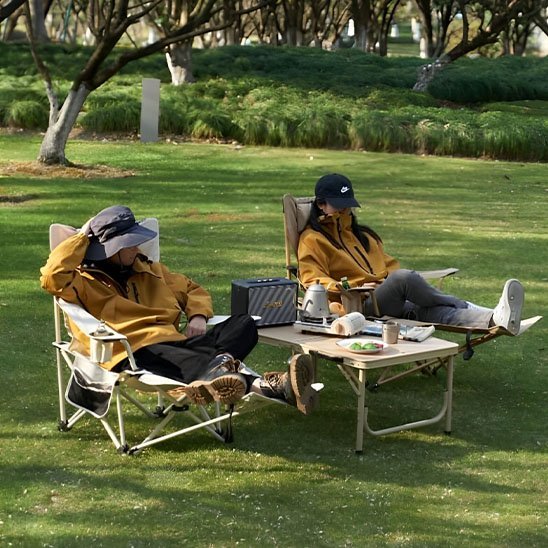 deux-personnes-assise-dans-chaise-de-camping-allonge