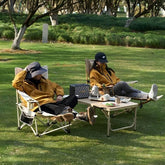 deux-personnes-assise-dans-chaise-de-camping-allonge