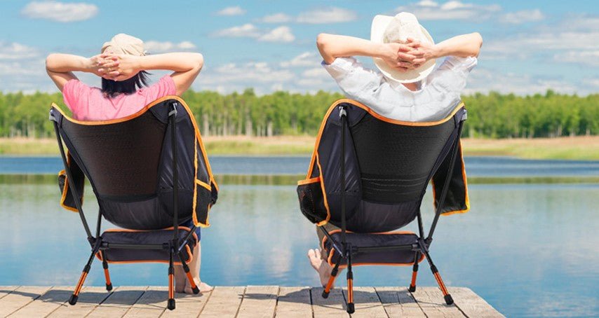 deux-personnes-sur-chaise-de-camping-pres-lac