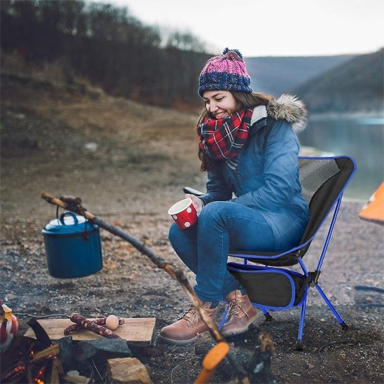 femme-assise-sur-chaise-de-camping