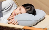 femme-dort-sur-coussin-gonflable