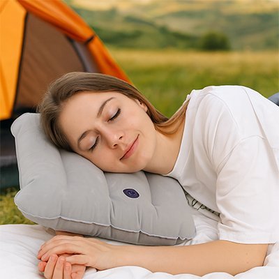 femme-dort-sur-coussin-gris