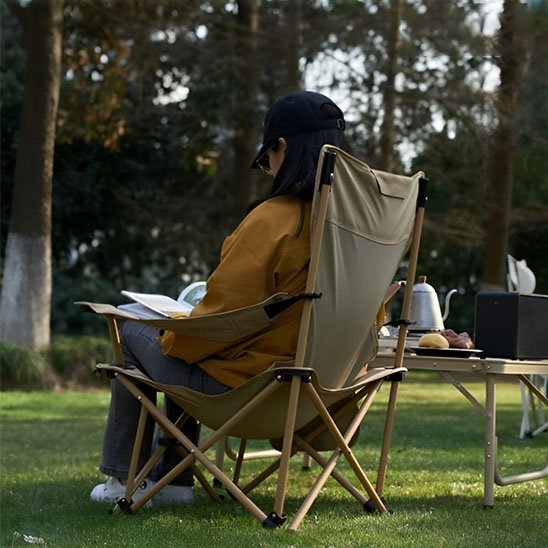 femme-lit-sur-chaise-de-camping-allonge