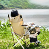 femme-sur-chaise-de-camping-allonge-pres-lac