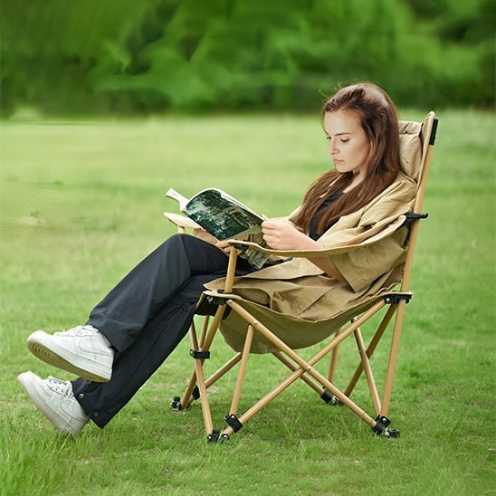 femme-sur-chaise-de-camping-allonge