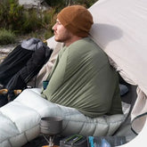 homme-assis-dans-drap-de-sac-de-couchage