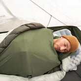 homme-dormir-dans-drap-sac-couchage-dans-tente