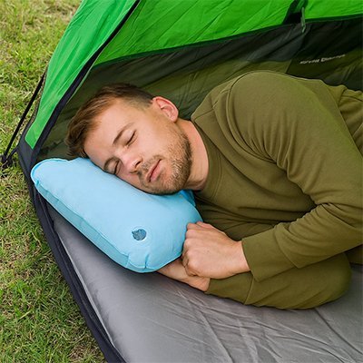 homme-dort-sur-coussin-gonflable-bleu