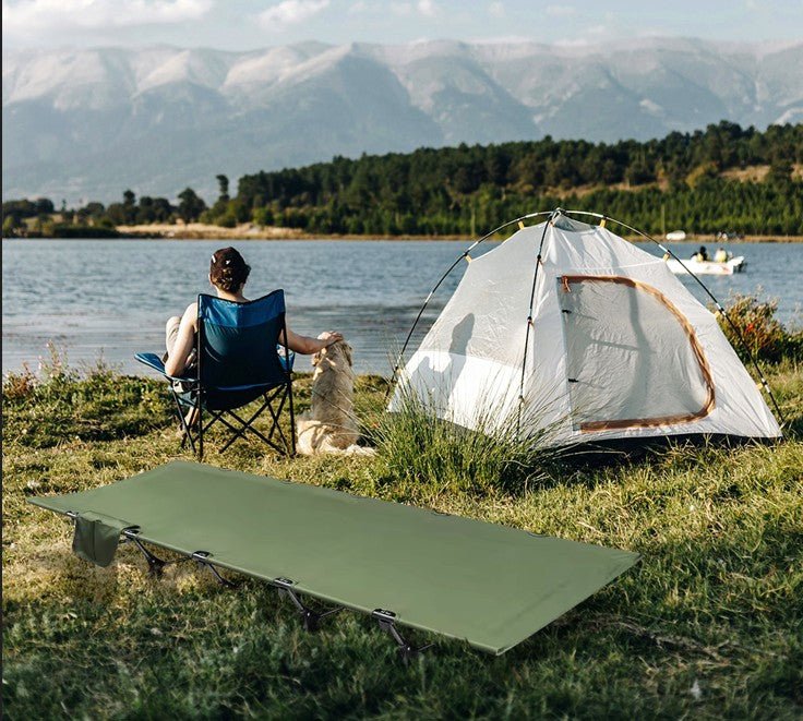 lit-de-camp-exterieur-pres-lac
