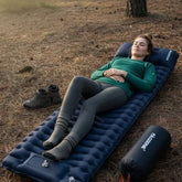 Matelas gonflable 1 personne bleu femme couché