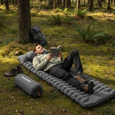 Matelas gonflable 1 personne gris femme couché