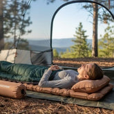 Matelas gonflable 1 personne  marron femme couché dans une tente