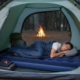 Matelas gonflable 2 personnes homme dort dans tente