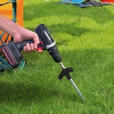 Piquet de tente personne utilise perceuse
