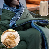 sac de couchage vert femme dans le sac