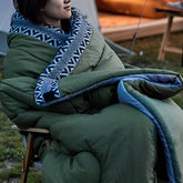 sac de couchage vert femme qui est dans sac de couchage