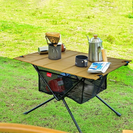 table de camping khaki sur gazon