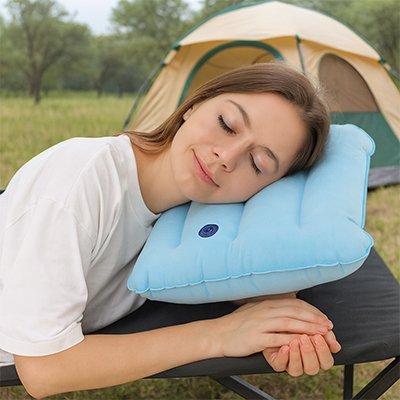 tete-femme-sur-coussin-gonflable-bleu