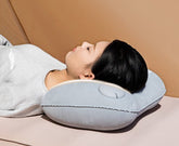 tete-femme-sur-coussin-gonflable